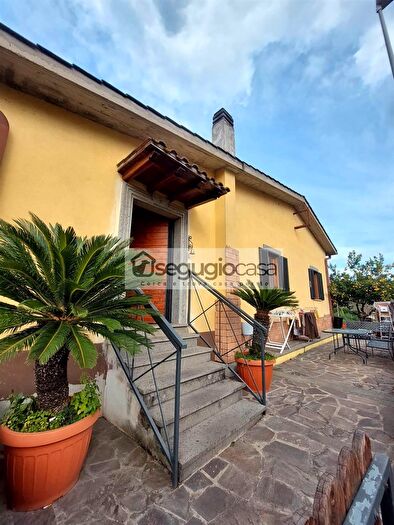 Casa con 6 locali in vendita in Roma