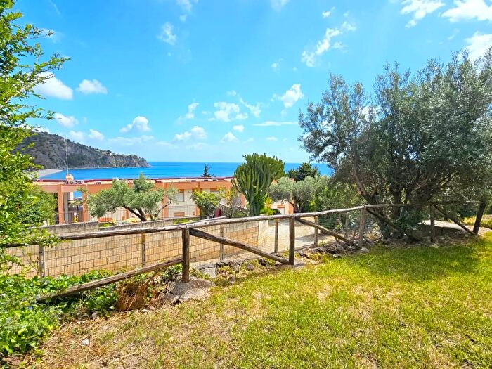 Appartamento trilocale in vendita in Via Traversa del Mare, Staletti