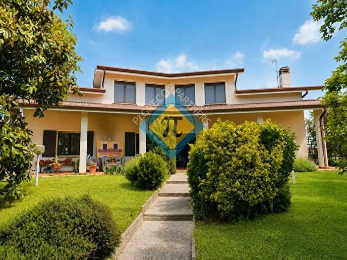 Casa con 10 locali in vendita in Via Pre Pieri Zuani, Dignano