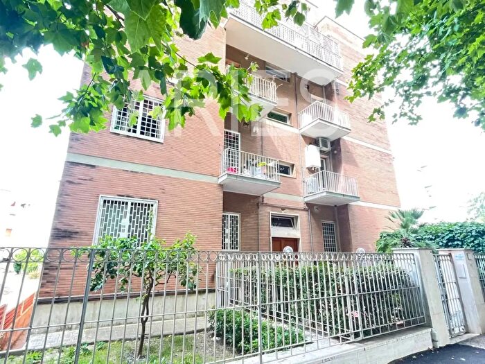 Appartamento trilocale in vendita in Via delle Tartane, Roma