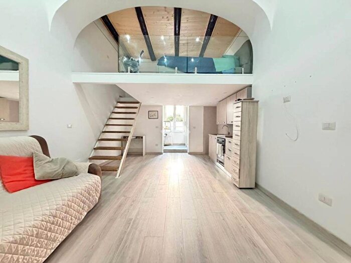 Appartamento bilocale in affitto in Vico Belledonne, Chiaia, Napoli