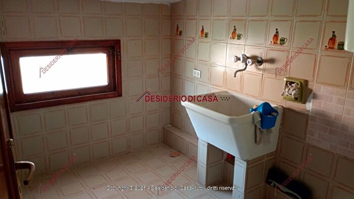 Appartamento con 8 locali in vendita in Via Circonvallazione a Montelepre Pa Italia, Montelepre