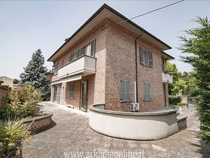 Casa con 8 locali in vendita in Via Duca degli Abruzzi, Piacenza