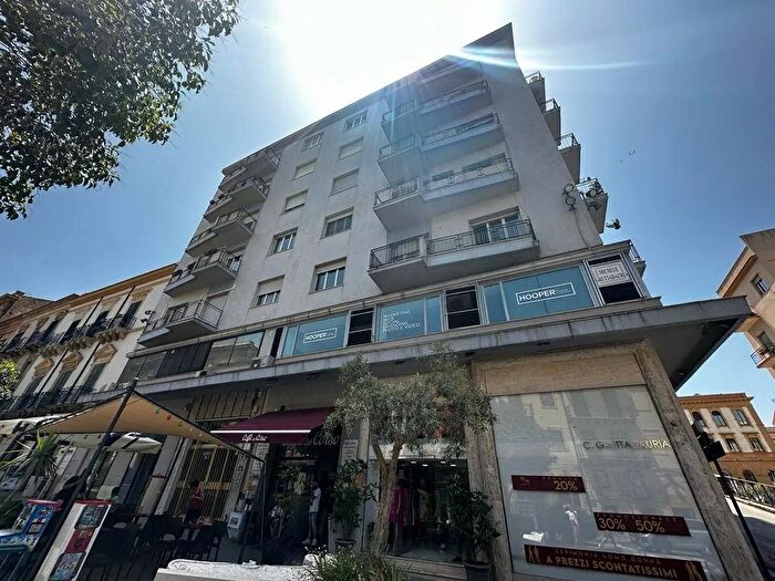 Appartamento con 9 locali in vendita in Corso Vittorio Emanuele Caltanissetta, Caltanissetta