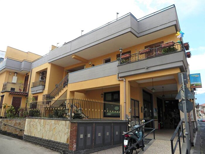 Appartamento con 5 locali in affitto in Via Vittorio Veneto, Centro, Aci Bonaccorsi