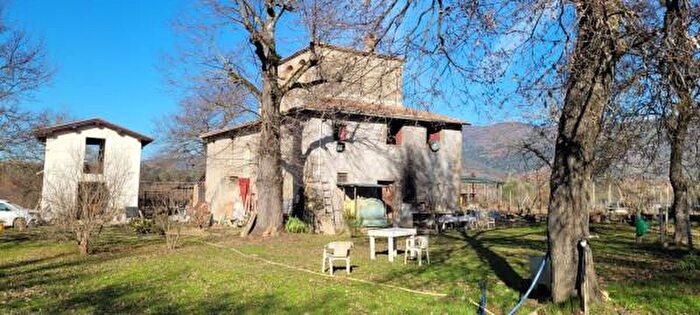 Casa con 6 locali in vendita in Terranuova Bracciolini