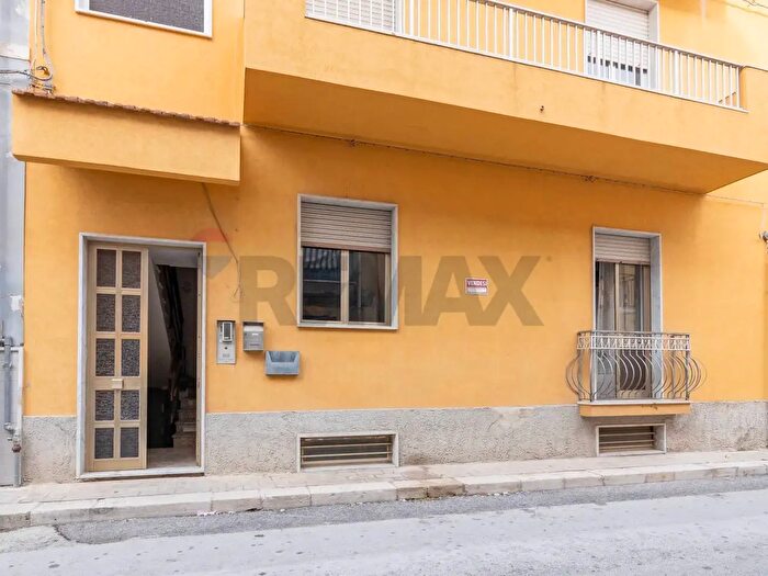 Casa con 14 locali in vendita in Via Giovanni Pascoli, Rosolini