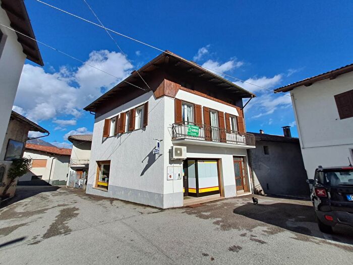 Casa con 5 locali in vendita in Preone