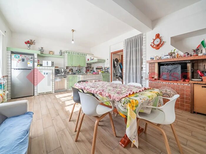 Appartamento quadrilocale in vendita in Via Frazzanò, Roma
