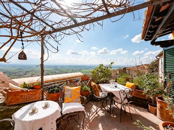 Casa con 6 locali in vendita in Vicolo Venuti, Cortona