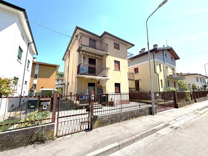 Appartamento trilocale in vendita in Via Borga, Valdagno