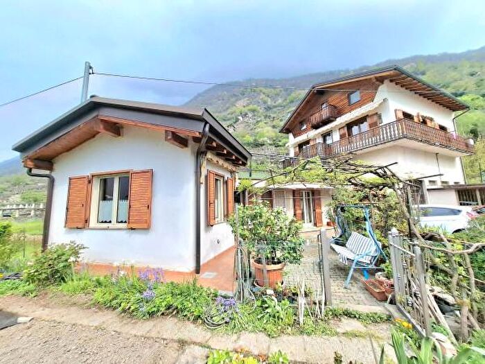 Casa con 6 locali in vendita in Via Nazionale per Donnas, Pont Saint Martin