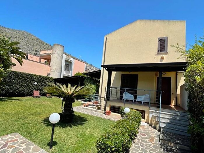 Casa quadrilocale in affitto in Via Miseno, Mondello Valdesi, Palermo