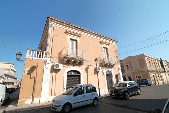 Appartamento con 6 locali in vendita in Canicattini Bagni