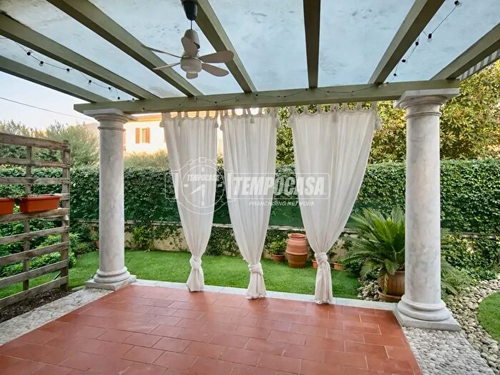 Appartamento con 6 locali in vendita in Via Canaletto a, Massa