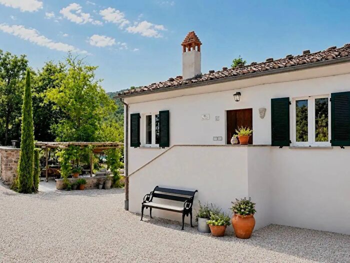 Casa con 10 locali in vendita in Lisciano Niccone
