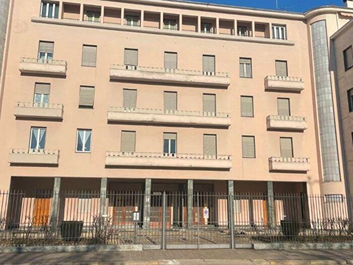 Appartamento trilocale in affitto in Piazza Emanuele Filiberto Duca dAosta, Centro Storico, Pavia