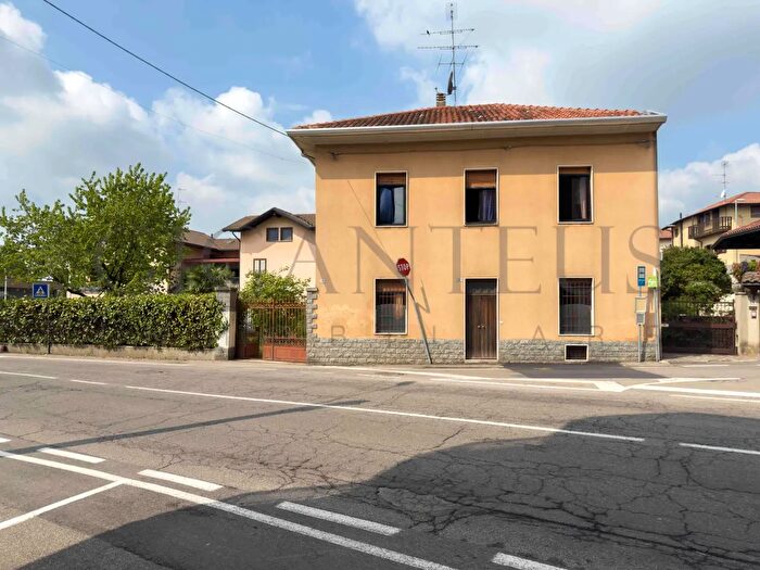 Casa con 5 locali in vendita in Piazza XXIV Maggio, Tradate