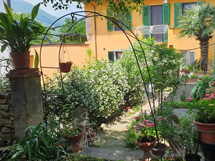 Casa quadrilocale in vendita in Via di Davanzello Calenza, Calenzano