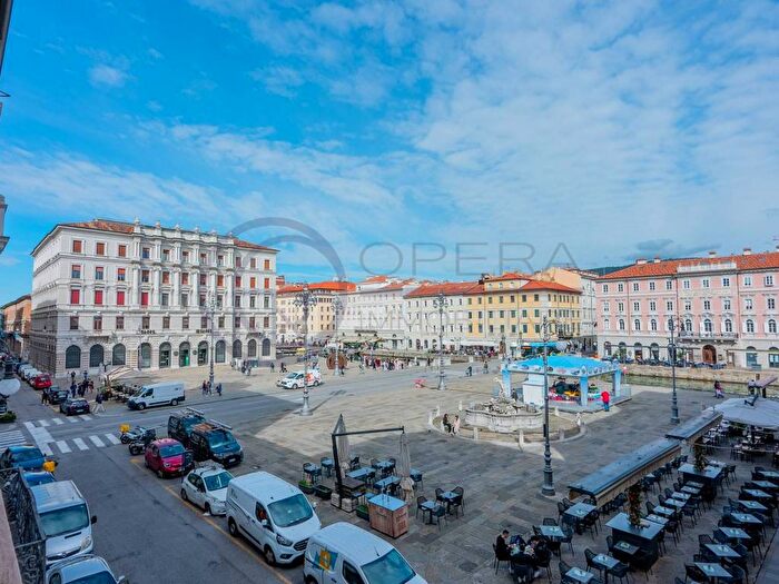 Appartamento quadrilocale in affitto in Via Genova, Borgo Teresiano, Trieste