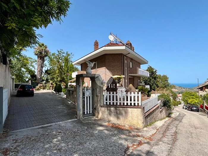 Casa con 14 locali in vendita in Via Montechiaro, Acquaviva Picena