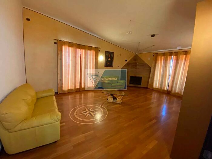 Appartamento con 9 locali in affitto in Noto