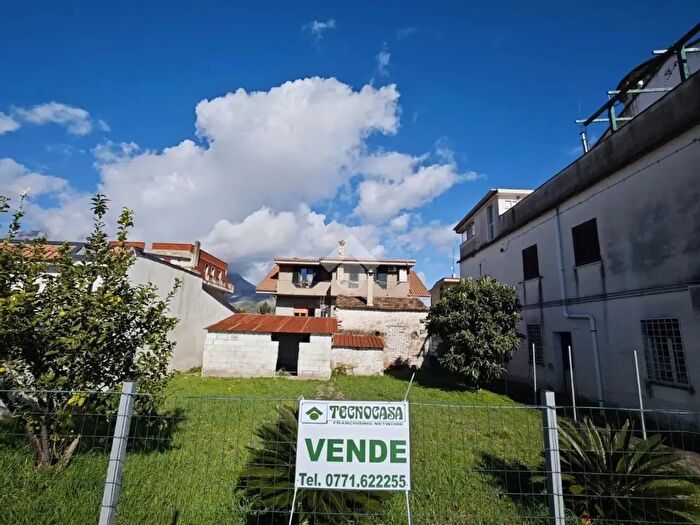 Casa trilocale in vendita in Via Appia, Minturno