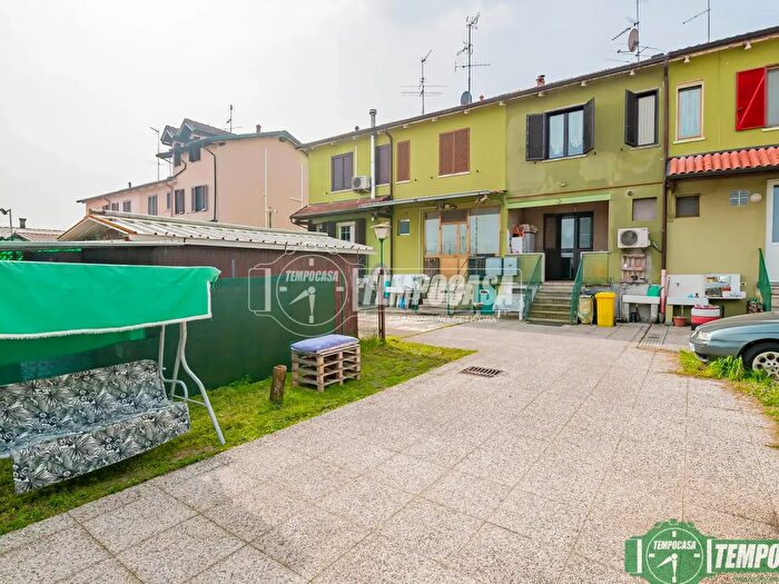 Appartamento trilocale in vendita in Via Mirandola, Cerro Al Lambro