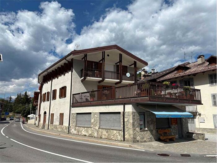Appartamento trilocale in affitto in Via Carlo Alliaud, Centro, Cesana Torinese