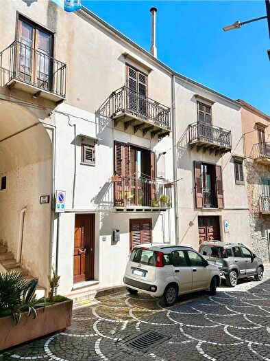 Casa con 7 locali in vendita in Bisacquino