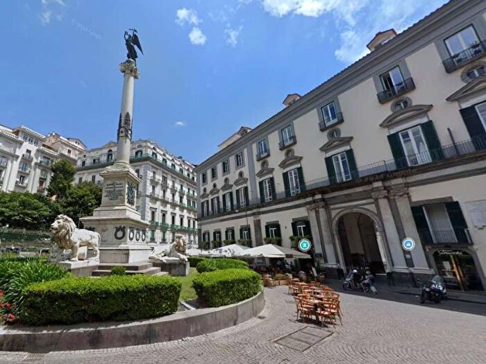 Appartamento bilocale in affitto in piazza DEI MARTIRI, Chiaia, Napoli
