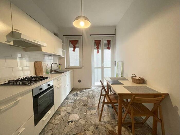 Appartamento trilocale in affitto in via Gioia, Centrale, Milano