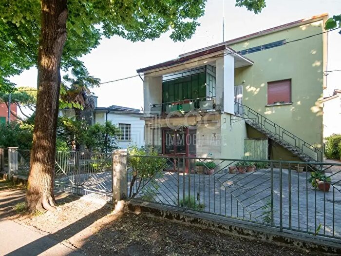 Casa con 6 locali in vendita in Viale Fratelli Cairoli, Castel Bolognese