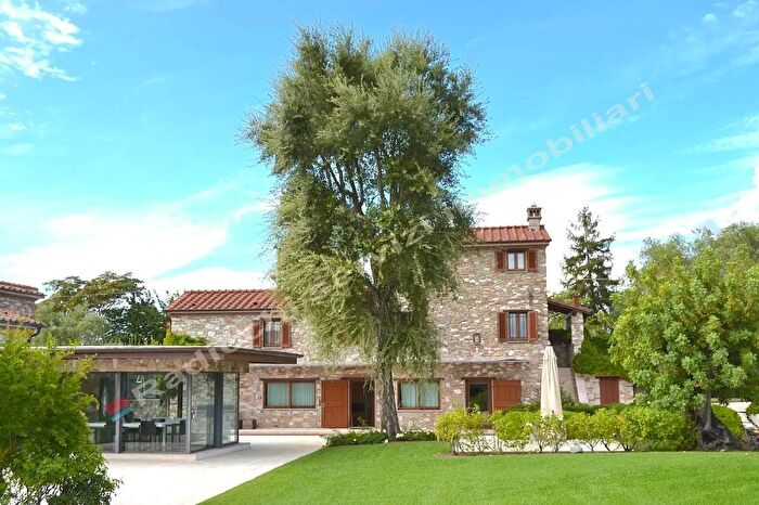 Casa trilocale in vendita in Via Ammiraglio Morin a, Forte Dei Marmi