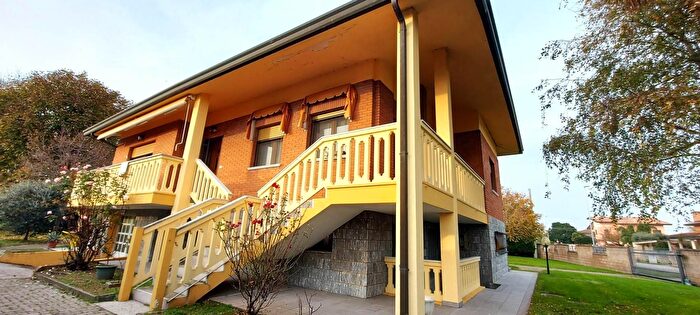 Casa con 8 locali in vendita in Via Bosc di Manesse, Ronchis