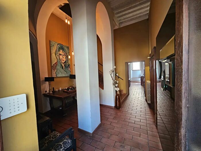 Casa con 8 locali in vendita in Foligno