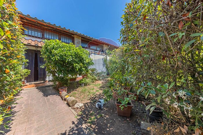 Casa quadrilocale in vendita in Via Calopezzati, Roma