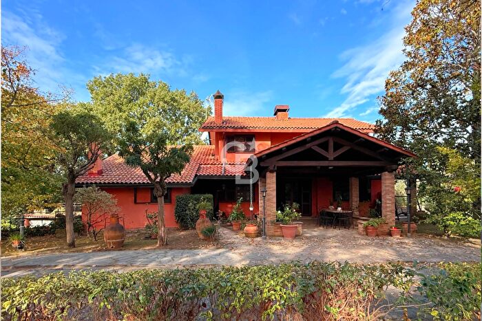 Casa con 7 locali in vendita in Strada Due Casali, Viterbo