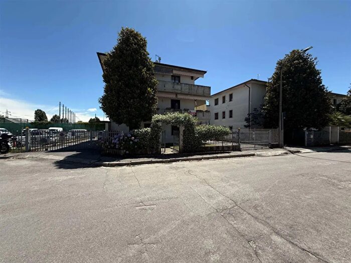 Appartamento con 6 locali in vendita in Via Luca della Robbia, Vicenza