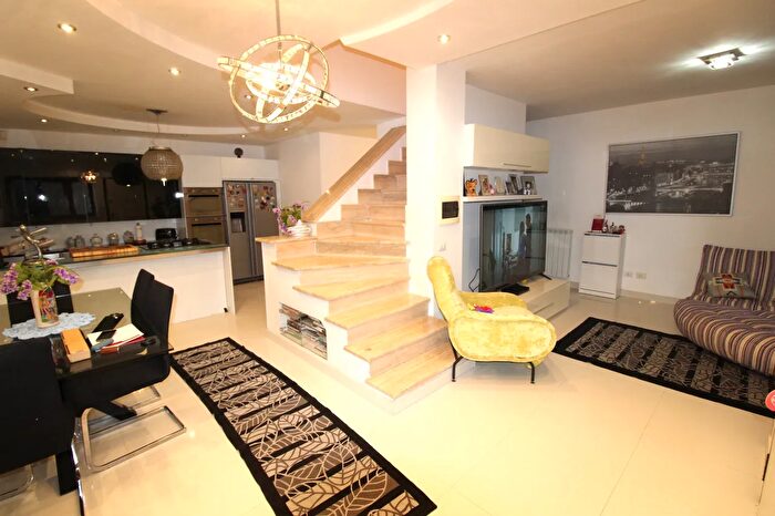 Casa quadrilocale in vendita in Via Narcao, Roma