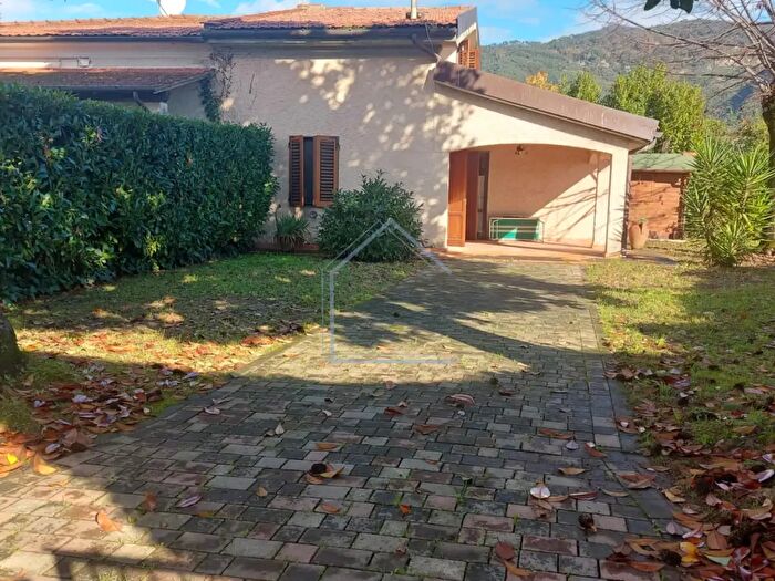 Casa quadrilocale in vendita in Pietrasanta