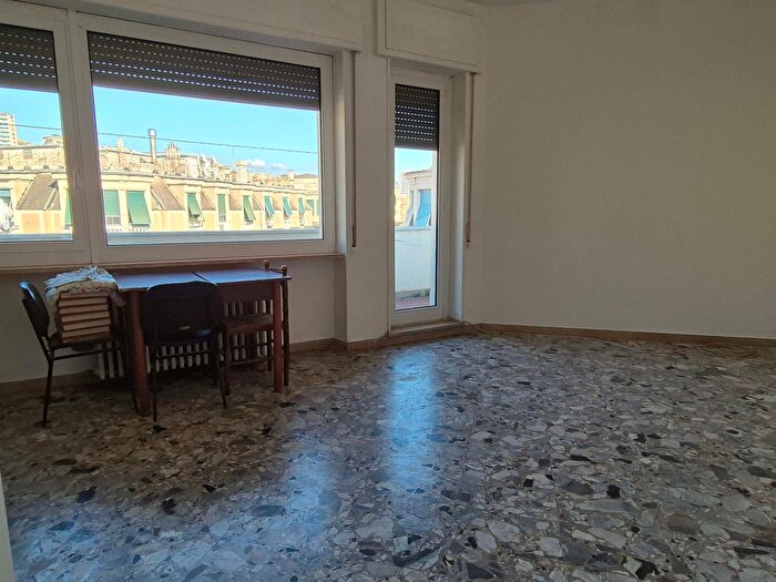 Appartamento con 5 locali in vendita in Via Tullio Molteni, Genova