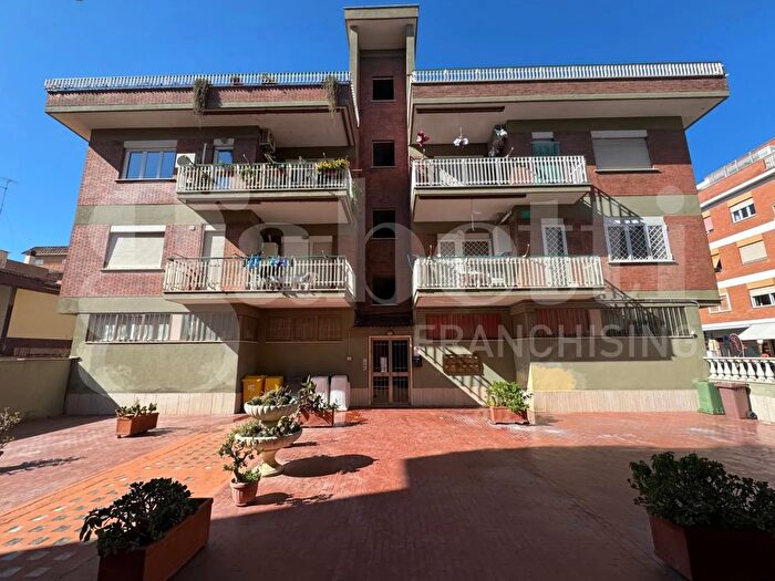 Appartamento trilocale in vendita in Via La Spezia a, Pomezia