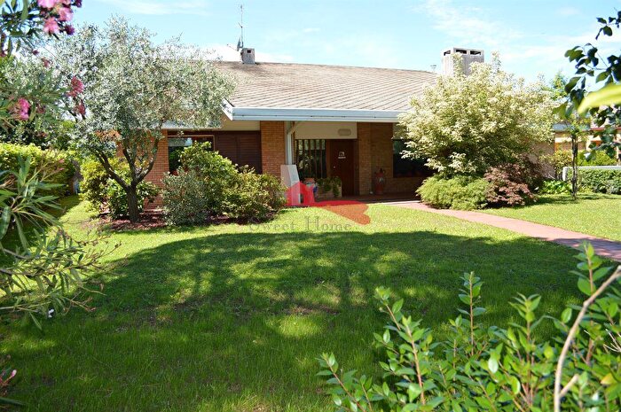 Casa con 20 locali in vendita in Campoformido