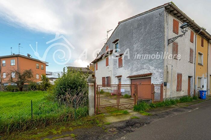 Casa con 9 locali in vendita in Via IV Novembre, Polesine Zibello