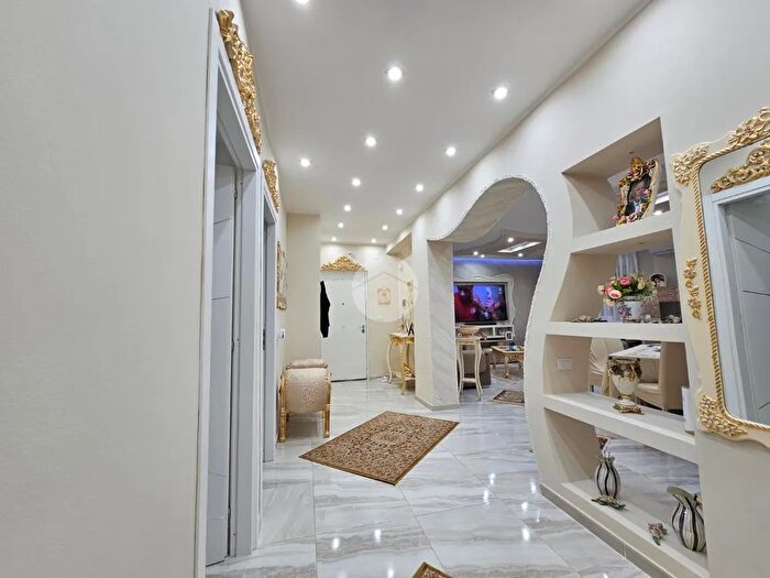 Appartamento quadrilocale in vendita in Via Azolino Hazon, Palermo