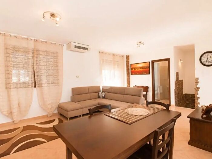 Appartamento con 5 locali in vendita in Via Antonio d'Azeglio, Trepuzzi
