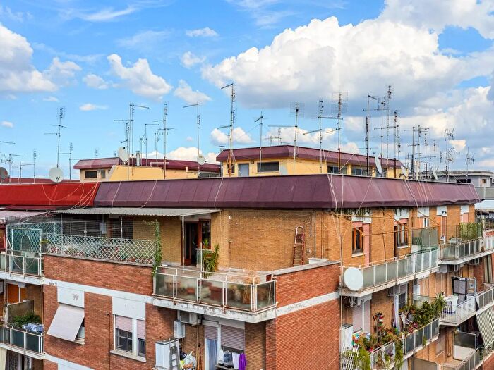 Appartamento trilocale in vendita in Via Adolfo Apolloni, Roma