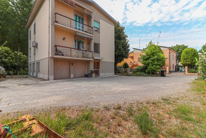 Casa con 8 locali in vendita in Via Mameli, Cento