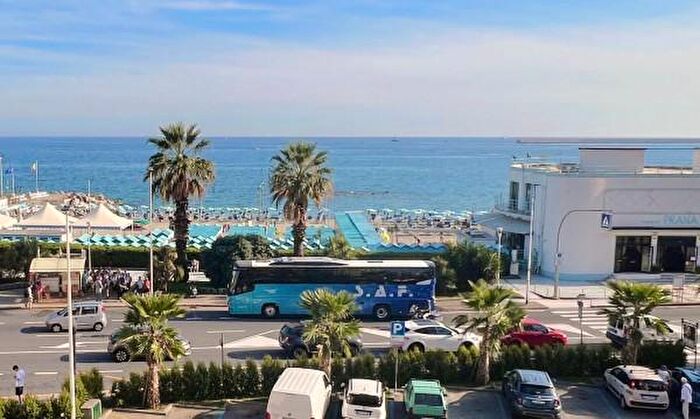 Appartamento con 6 locali in vendita in Corso Baldovino Bigliati, Albissola Marina